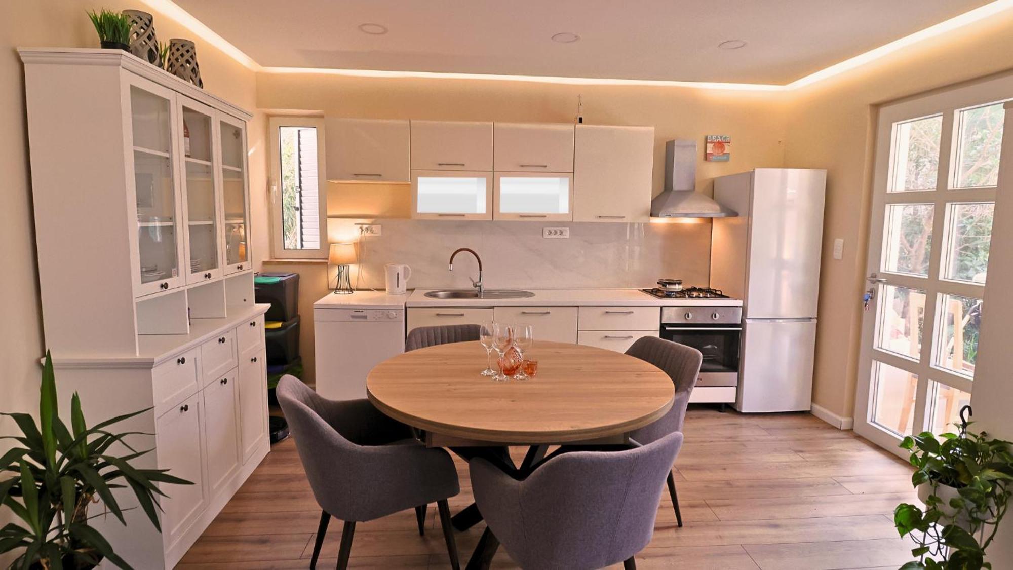 Central Single House With Parking-Top Location! ノヴァリャ エクステリア 写真